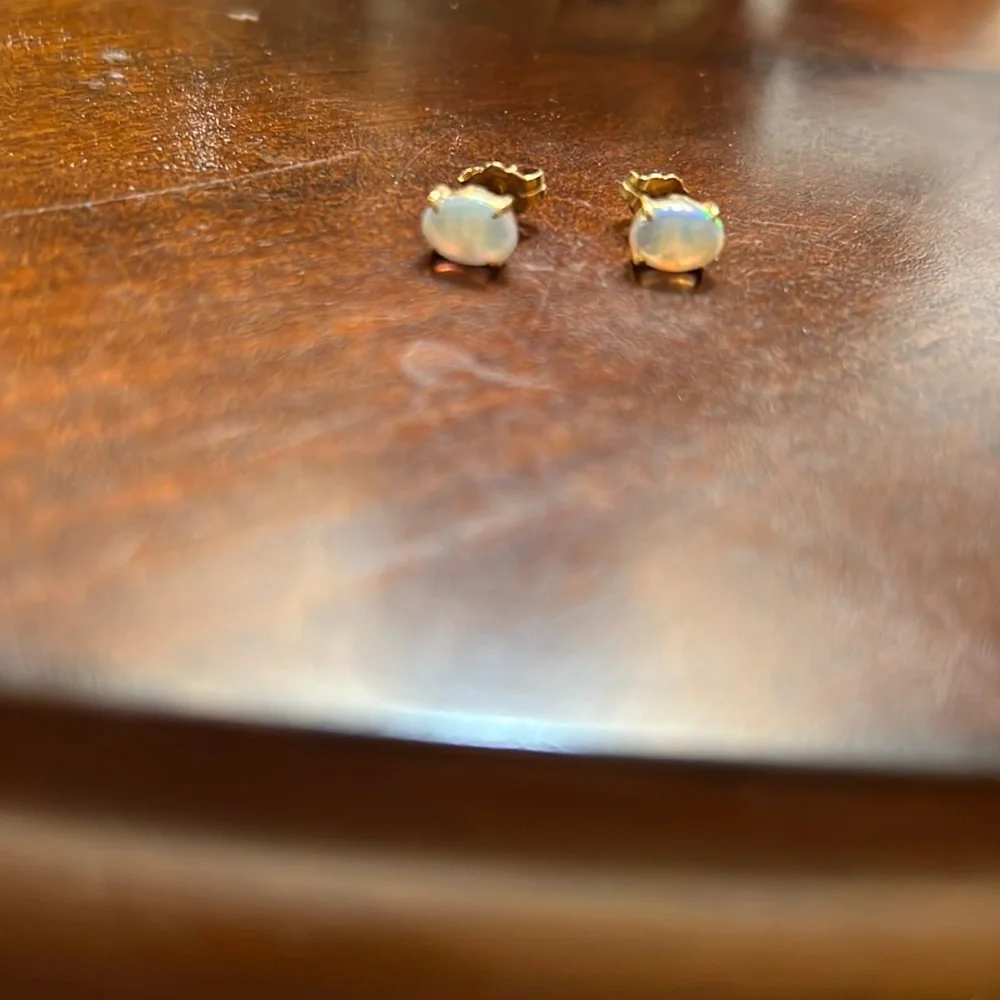 Pretty 14k opal studs - Picture 1 of 4